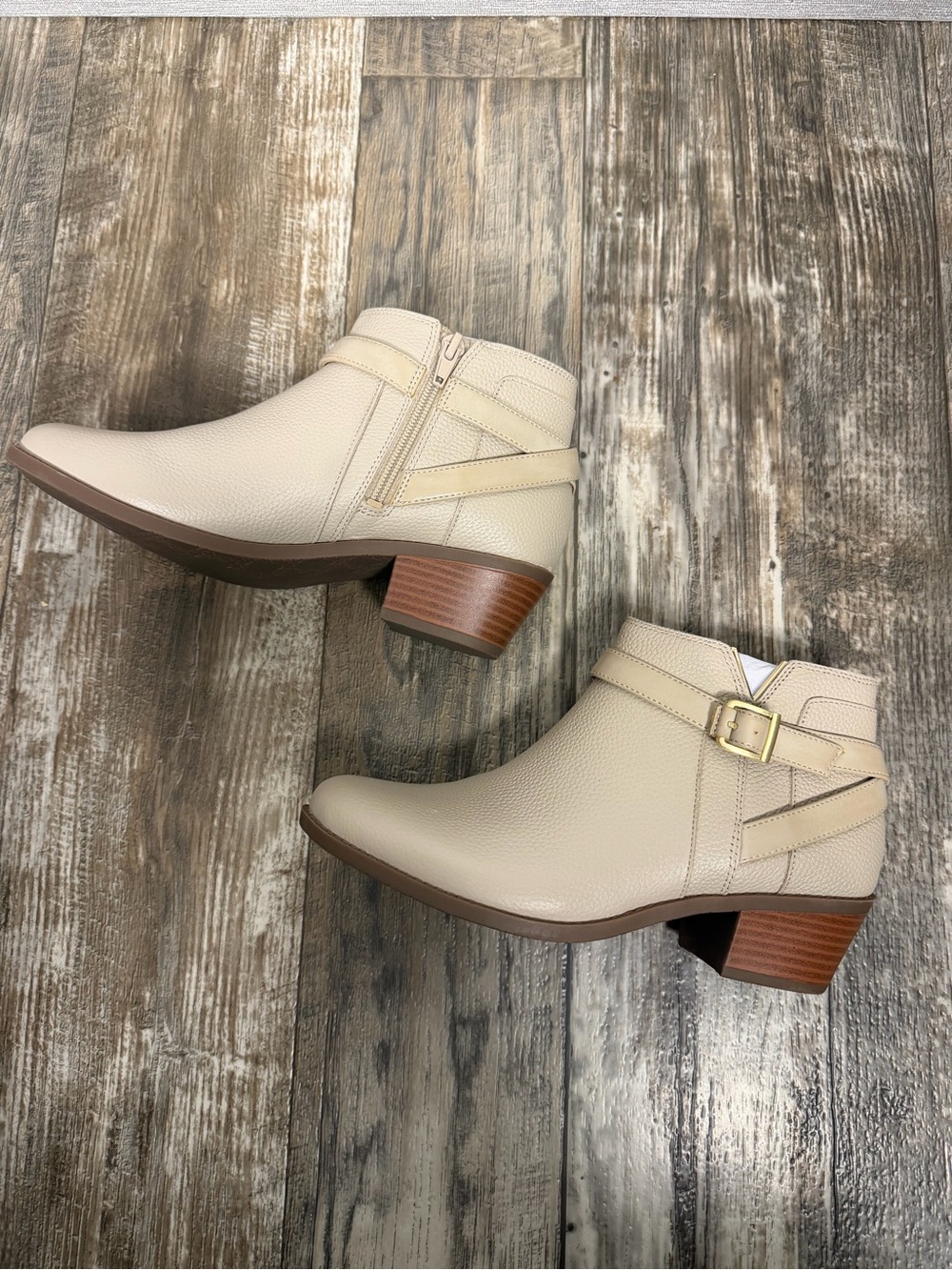 Vionic Cream Leather Ankle Bootie with Buckle Size 7 - Picture 11 of 16